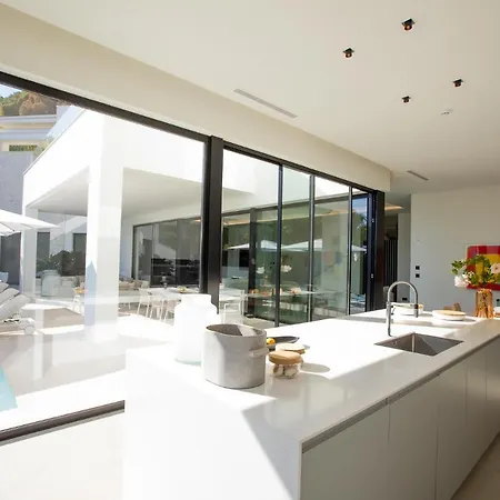 Royale, Moderna Con Piscina Y Vistas Al Mar Villa